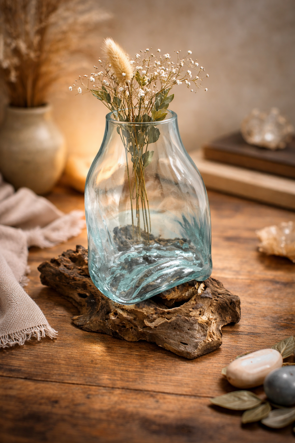 Glazen Vaas op Hout – Natuurlijk & Uniek